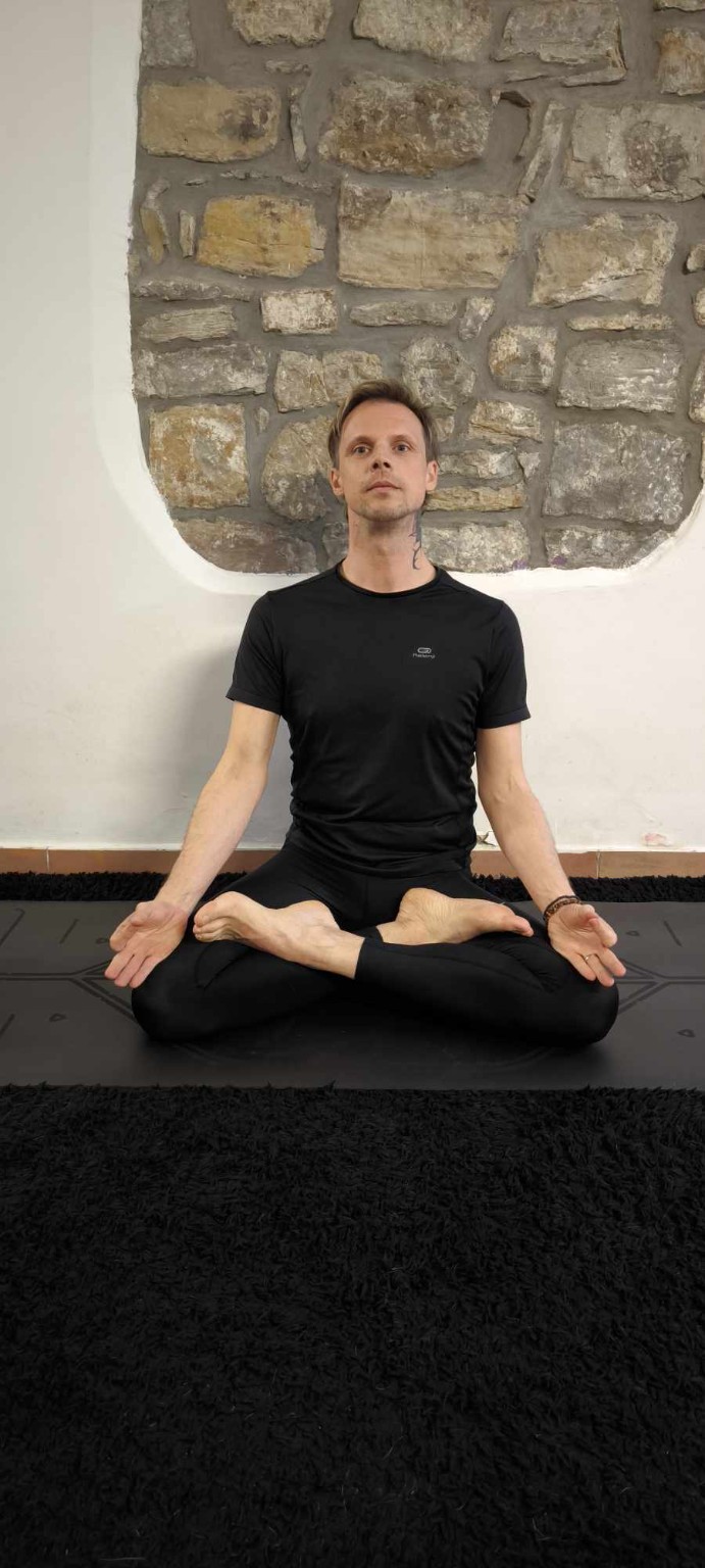 Sebastjan Oblak v meditativnem položaju lotosa v studiu RESPIRA